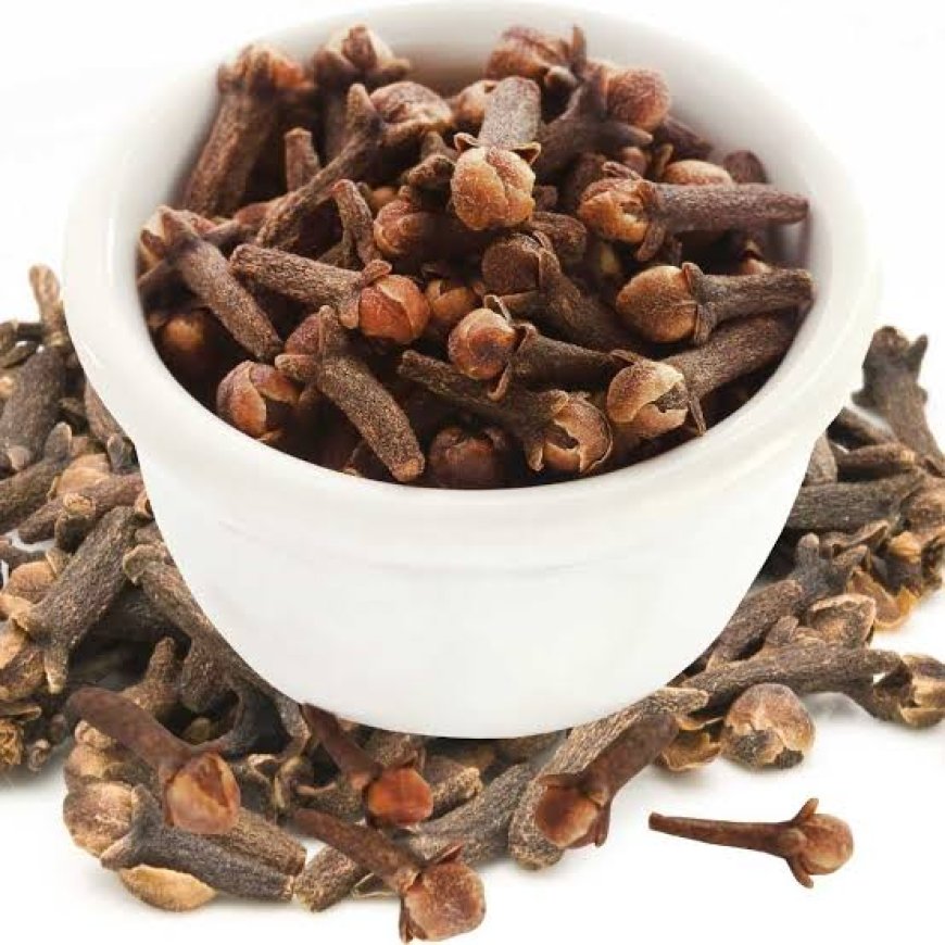 Cloves to recover teeth pain at home.